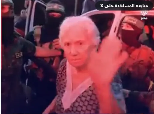 إسرائيلية تلوّح بوداع آسريها بعد إطلاق سراحها