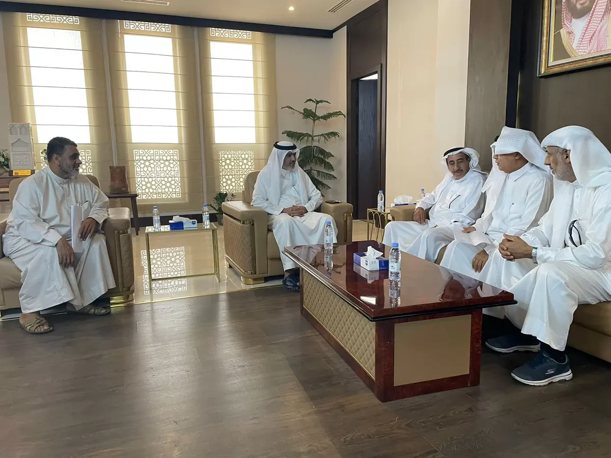 رئيس بلدية القطيف يناقش احتياجات أهالي صفوى والخويلدية