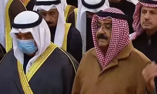 أمير الكويت يؤدي صلاة الميت على الشيخ نواف الأحمد
