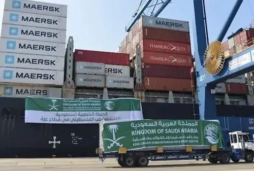 الباخرة الإغاثية السعودية الثالثة تشق طريقها إلى ميناء بورسعيد