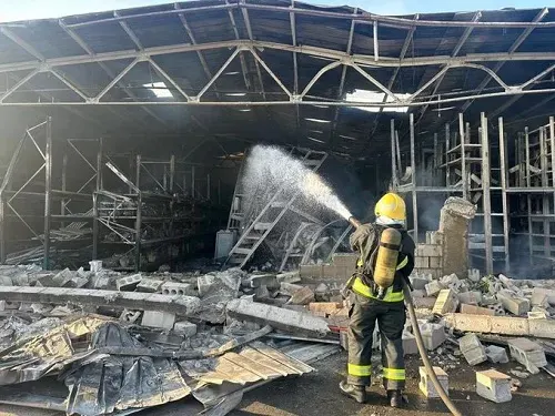 جدة.. حريق يلتهم مستودعاً في حي قويزة