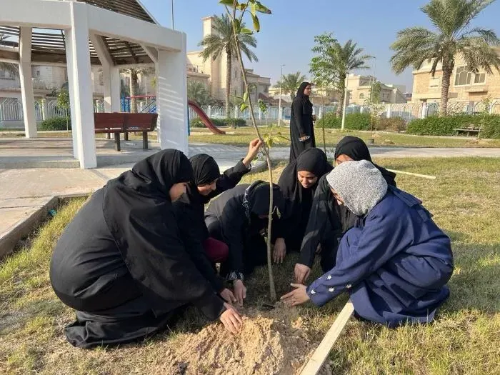 “الأنامل الناعمة” تغرس الأشجار في “صفوى خضراء”