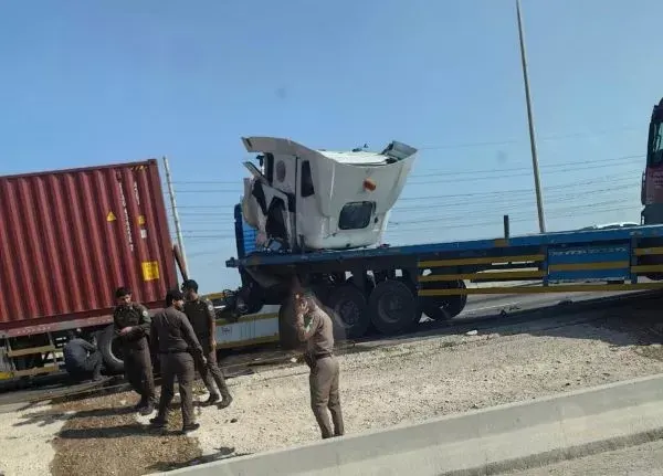 القطيف.. تصادم شاحنتين يقتلع رأس إحداهما