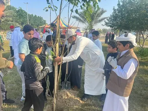 الطلاب و الطالبات يزرعون أشجار الظل في “صفوى خضراء”