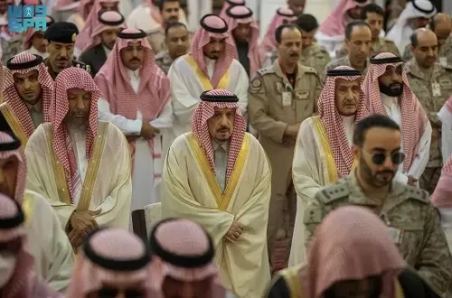 أمير الرياض يؤدي صلاة الميت على الأمير طلال بن عبدالعزيز و ماجد العتيبي