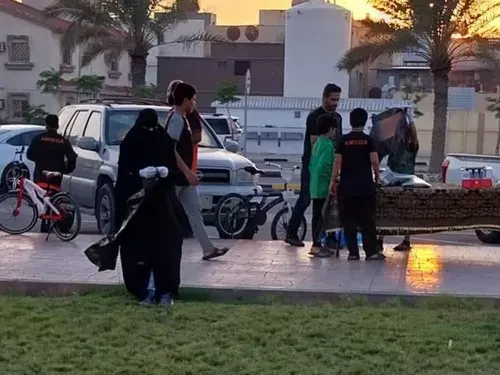 أيادي المتطوعين تنظف كورنيش سنابس