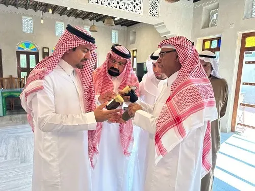 محافظ القطيف يطّلع على تجربة عزيزة الغانم في المنتجات الريفية