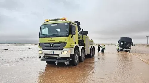 بريدة.. تحرير 9 ركاب احتجزهم السيل في حافلة