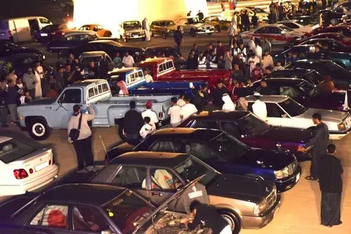 120 متطوعاً و70 مصوراً وحشد من الإعلاميين و"السنابريين" صور] معرض سيارات الرامس.. أكبر تجمع بشري في وسط العوامية