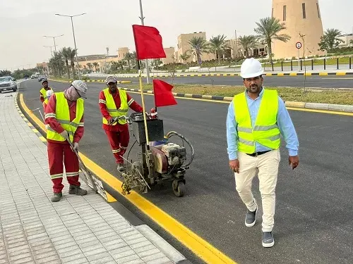 طرق وسط العوامية تتزين بالأصفر و الأسود
