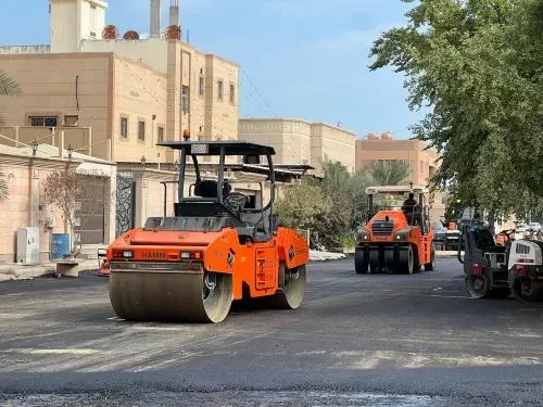 الجارودية.. بلدية القطيف تواصل سفلتة شوارع مخطط الياقوت