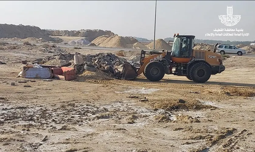 بلدية صفوى ترفع 96 متراً مكعباً من الأنقاض والمخلفات