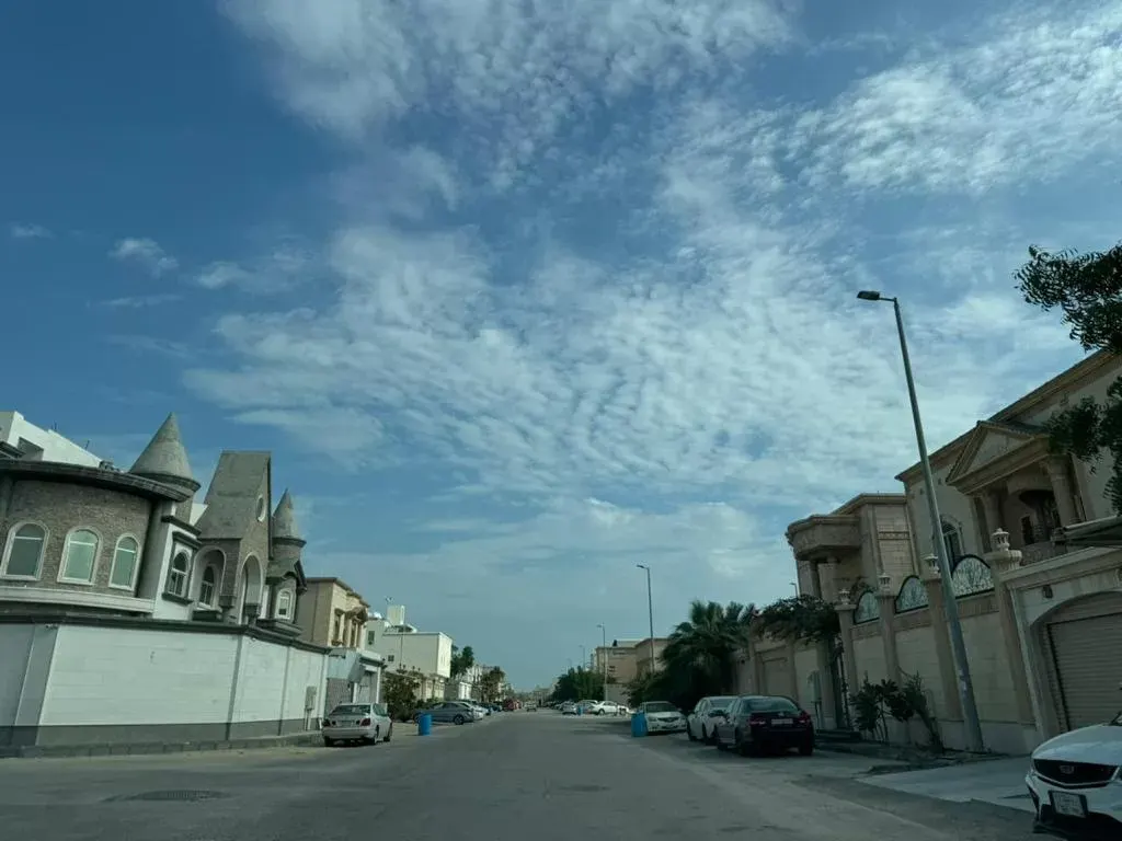 سماء القطيف شبه صافية.. و “الأرصاد” تضع “إنذاراً أحمر” وتتوقّع أمطاراً
