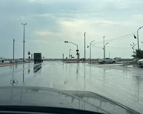 الأمطار تغسل القطيف