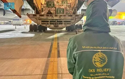 24 طن مساعدات على متن الطائرة السعودية الـ 34 لإغاثة أهالي غزة