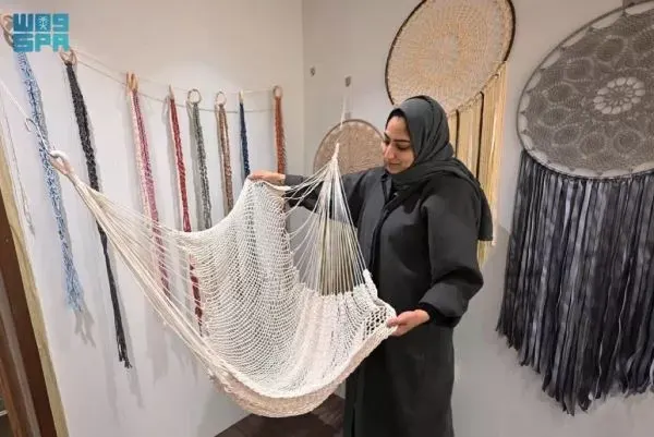 أبها.. “مكرميات” ضحى أخضر حاضرة في مهرجان قمم