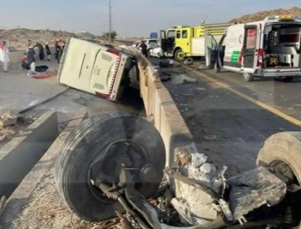 وفاة سائق وإصابة 5 طالبات في انقلاب حافلة جامعة بيشة