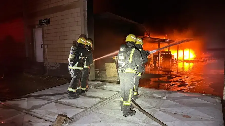 إخماد حريق في مستودعات في فيصلية الرياض