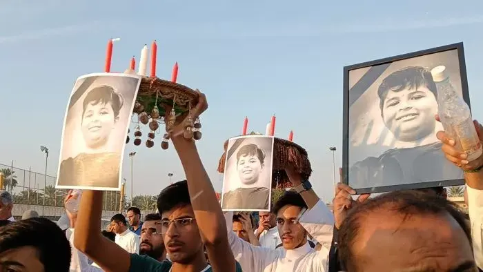 فيديو] قبر الأم في تاروت.. الأوجام تشيع الطفل عبدالله آل ناصر بالشموع