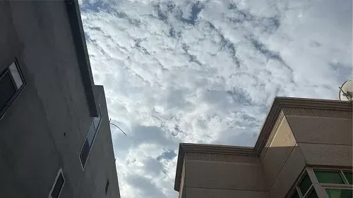 السحب في سماء القطيف.. والأرصاد يتوقع أمطاراً رعدية
