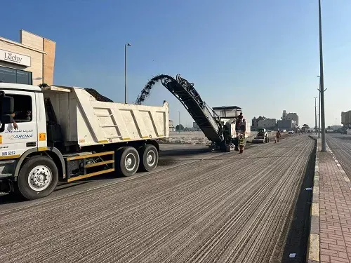 بطول 850م.. بلدية القطيف تواصل صيانة شارع الفتح