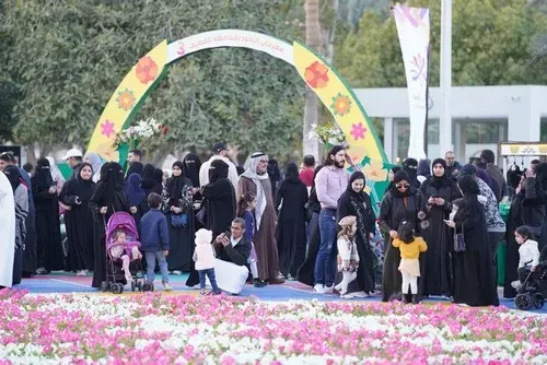سيهات.. فرحة العيد حاضرة على وجوه زوار مهرجان الزهور
