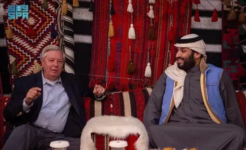 في المخيم الشتوي.. ولي العهد يجتمع مع السيناتور الأمريكي “غراهام”