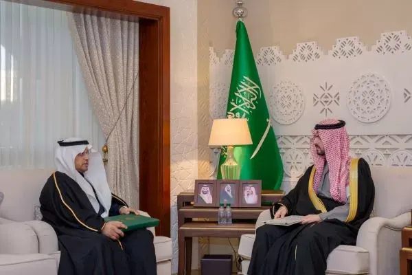 الأمير سعود بن بندر يتطلع على برامج تطوير العمل في جمعية بناء