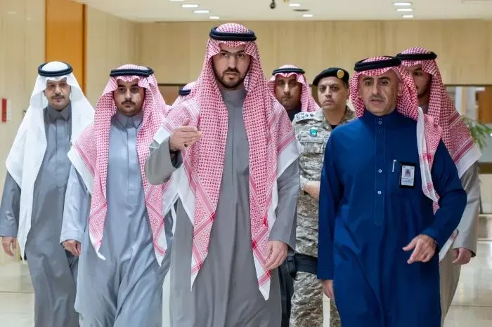 نائب أمير الشرقية يتجول في إدارات الإمارة