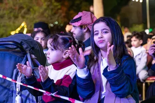مهرجان الزهور في يومه التاسع.. الجماهير تزحف “زرافاتٍ ووحدانا”