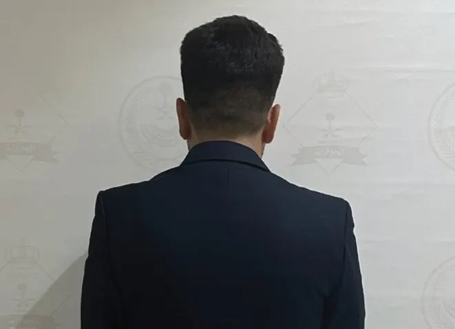 أفغاني بجواز مزوّر في مطار الرياض