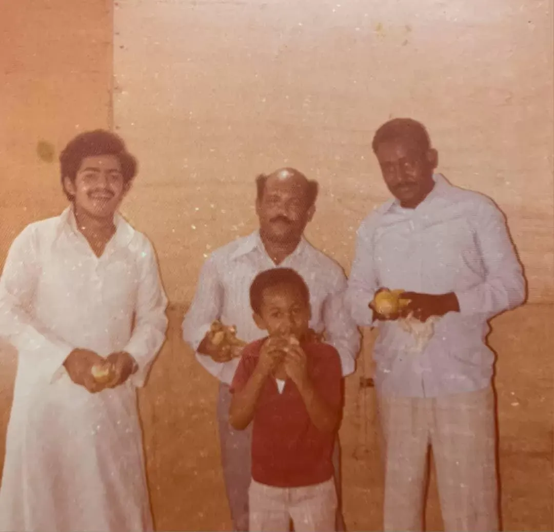 ابن معلمَين جاءا سنة 1967هـ.. وعاشا في السعودية 47 عاماً سوداني مولود في القطيف يتذكر “المحموص” و “زرانيق” القلعة ودفن “المنيرة”