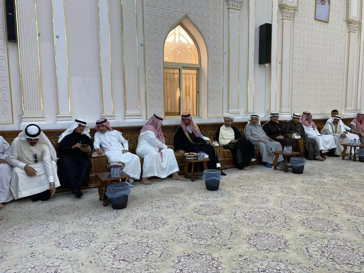 محافظ القطيف يقدم العزاء لأسرة الباحث عبدالخالق الجنبي