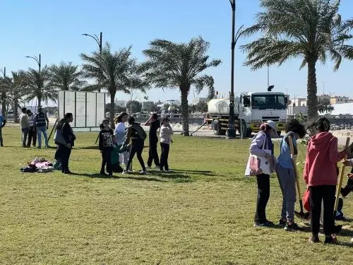 الأطفال يسابقون الكبار بغرس 25 ألف شجرة في حدائق القطيف