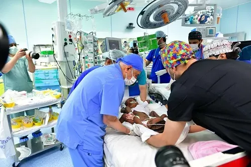 الرياض.. بدء عملية فصل التوأم السيامي “حسنة وحسينة”
