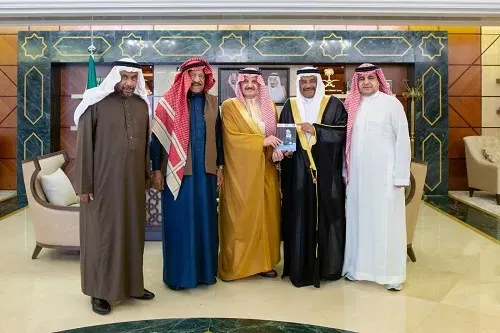 الحكم السابق “الدوسري” يهدي أمير الشرقية كتاب “الصافرة”