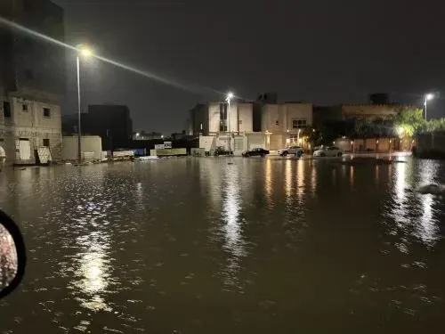 القطيف تنام على غرق الشوارع في مياه الأمطار