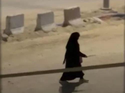 طرقت باب بيتها بعصا.. فقال الناس: رجل يلبس عباءة ويحمل سكيناً