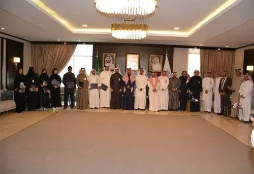 رئيس بلدية القطيف يكرم الإدارة العامة لصحة البيئة
