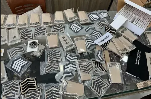 الرياض.. 4 آلاف رتبة ونوط عسكري وشعارات مخالفة في محال خياطة