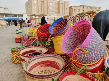 سوق الخميس.. من كلِّ بحرٍ سلعة