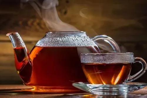5 أسباب تدفعك لتناول الشاي بدلاً من القهوة في الصباح
