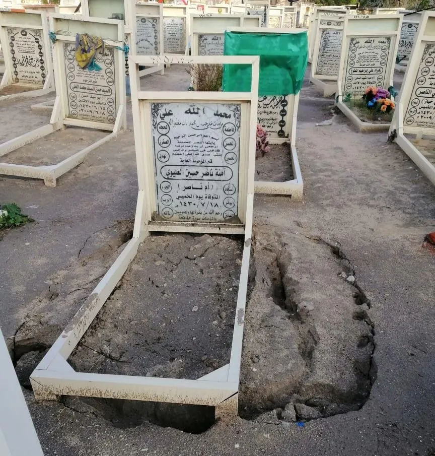 تحرك تطوعي لإصلاح مقابر المحافظة القطيف.. أضرار الأمطار وصلت إلى الأموات