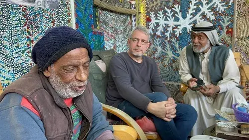 فيديو] سائح سويدي مسحور بنقوش الفنان الفطري إبراهيم الميلاد
