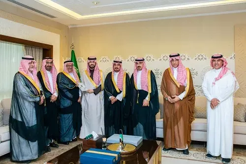 أبناء تركي العطيشان يهدون الأمير سعود بن بندر كتاباً لسيرة والدهم