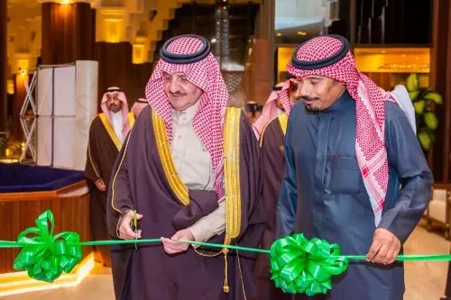 أمير الشرقية يفتتح معرض “وطن الشموخ” التشكيلي