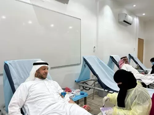 موظفو ومراجعو بلدية القطيف يتبرعون بدمائهم لـ”بنك الدم”