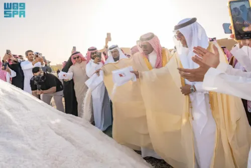 وزير الصناعة يفتتح موسم ملح القصب