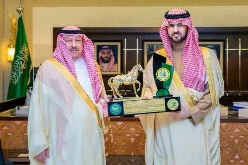 نائب أمير الشرقية يكرم منظمي موسم الفروسية في الخفجي
