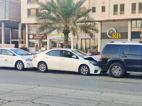طريق أحد.. 3 حوادث في وقت واحد .. ولا اصابات